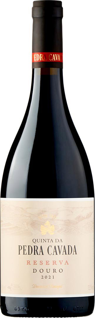 A dark wine bottle labeled Quinta da Pedra Cavada Reserva Douro 2021 stands against a white background, exuding elegance and sophistication.
